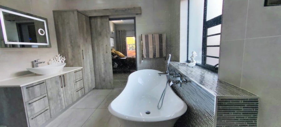 4 Bedroom Property for Sale in Tuscany Ridge North West